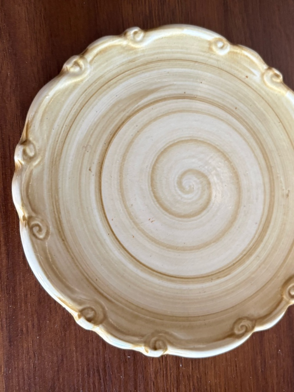 California Pantry Swirl Pattern Ceramic Pastry Plate in Cream and Tan